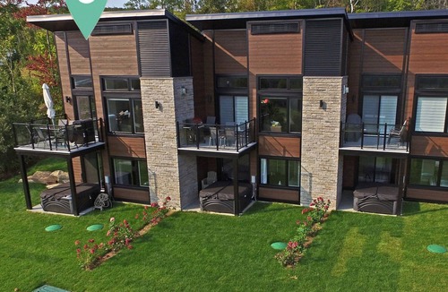 Saint-Jean-de-Matha Ski Chalet | Chalet with fireplace and mountain spa, golf view