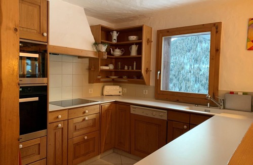 Grimentz Ski Chalet | Chalet with Jacuzzi, very comfortable 8 - 10 persons : ground floor : spacious entrance with wardrob