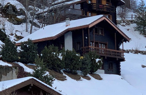 Grimentz Ski Chalet | Chalet with Jacuzzi, very comfortable 8 - 10 persons : ground floor : spacious entrance with wardrob