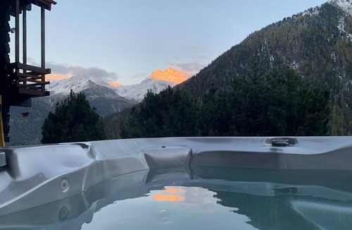 Grimentz Ski Chalet | Chalet with Jacuzzi, very comfortable 8 - 10 persons : ground floor : spacious entrance with wardrob