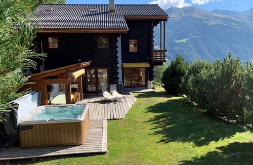 Grimentz Ski Chalet | Chalet with Jacuzzi, very comfortable 8 - 10 persons : ground floor : spacious entrance with wardrob
