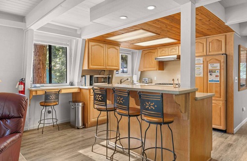 Carnelian Bay Ski Chalet | Chalet with Large Deck, Ping Pong Table, Spacious Bunk Room