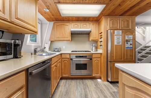Carnelian Bay Ski Chalet | Chalet with Large Deck, Ping Pong Table, Spacious Bunk Room