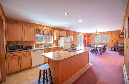 West Dover Ski Chalet | Chalet With Mountain View Steps From Shuttle