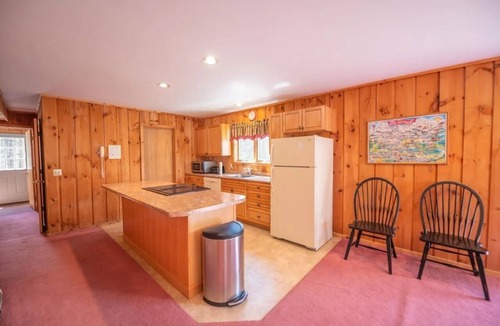 West Dover Ski Chalet | Chalet With Mountain View Steps From Shuttle