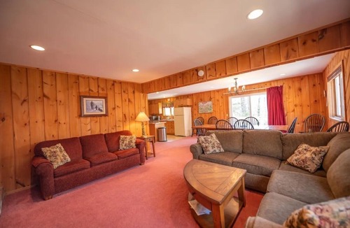 West Dover Ski Chalet | Chalet With Mountain View Steps From Shuttle