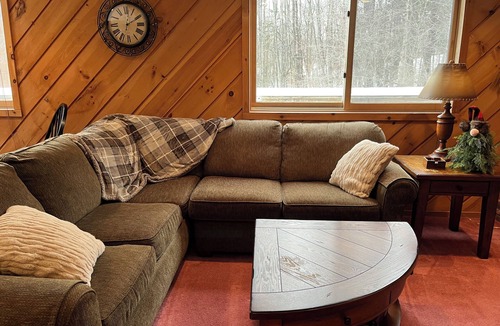 West Dover Ski Chalet | Chalet With Mountain View Steps From Shuttle