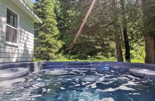 Saint-Tite-des-Caps Ski Chalet | Chalet with Spa in the Forest- Nature Awaits