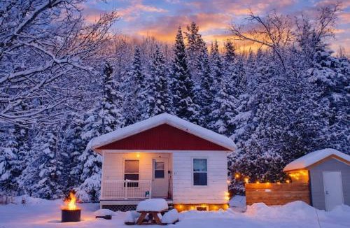 Saint-Tite-des-Caps Ski Chalet | Chalet with Spa in the Forest- Nature Awaits