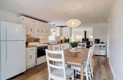 Magog Ski Chalet | Chalet with Spa – Magog: Lake Access, Fireplaces & Relaxation
