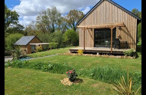 Gouezec House | Chalets de pont cob avec spa