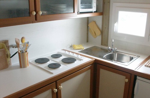 Echassieres Cottage | Chalets with Pets, Terrace and Parking