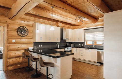 Fiddler Lake Resort Ski Chalet | ChaletsOasis Luxury Lakefront Moose35