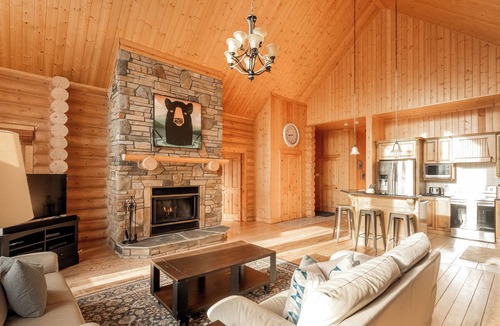 Fiddler Lake Resort Ski Chalet | ChaletsOasis Luxury Log Home with outdoor Hot Tub