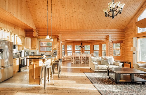 Fiddler Lake Resort Ski Chalet | ChaletsOasis Luxury Log Home with outdoor Hot Tub