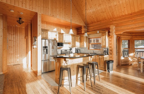 Fiddler Lake Resort Ski Chalet | ChaletsOasis Luxury Log Home with outdoor Hot Tub