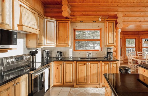 Fiddler Lake Resort Ski Chalet | ChaletsOasis Luxury Log Home with outdoor Hot Tub