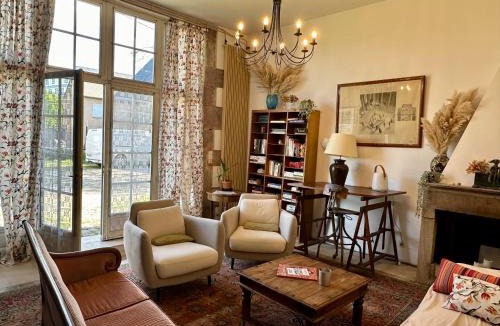 Autun House | Chaleureuse maison rustique, vue vestige romain