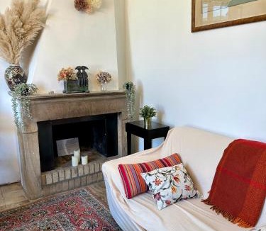 Autun House | Chaleureuse maison rustique, vue vestige romain