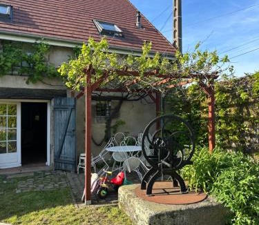 Autun House | Chaleureuse maison rustique, vue vestige romain