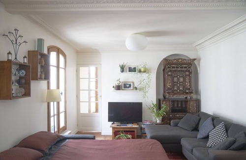 10th Arrondissement Apartment | Chaleureux Appartement Parisien Dans un Quartier Vivant