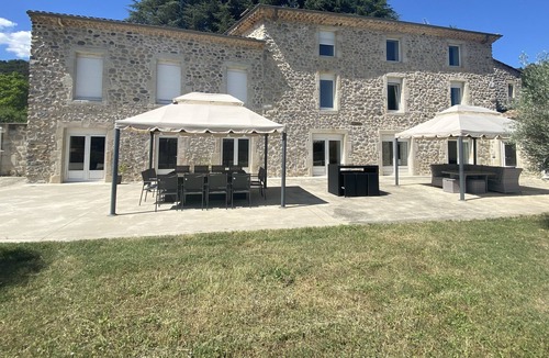 Saint-Fortunat-sur-Eyrieux Bed & Breakfast | Chambre Familiale Avec Salle de Bain Privée et Accès Piscine