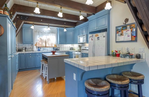 Tahoma House | Chamberlands Charmer w/Hot Tub!