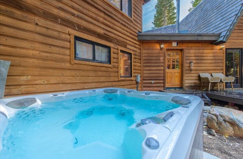 Tahoma House | Chamberlands Charmer w/Hot Tub!