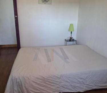 Saint-Laurent-de-la-Plaine House | Chambre dans village tranquille