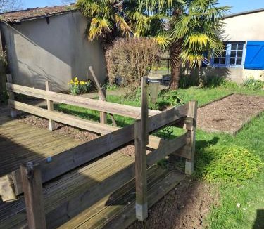 Saint-Laurent-de-la-Plaine House | Chambre dans village tranquille