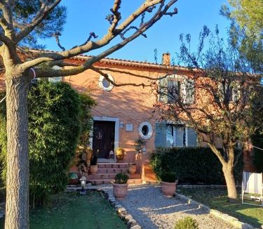 Saint-Saturnin-les-Avignon Bed & Breakfast | Chambre d hôte Lavande "Au fond du jardin"