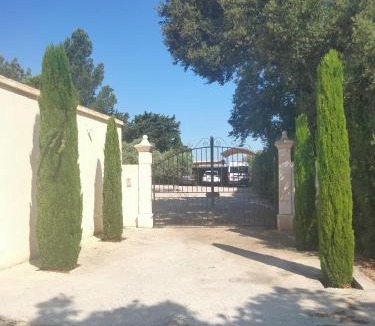Saint-Saturnin-les-Avignon House | Chambre d hôte gite Au fond du jardin