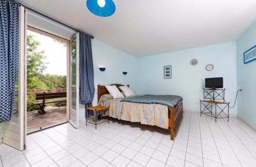 Soulosse-sous-Saint-Elophe Bed & Breakfast | Chambre dHôtes Une poule sur un mur