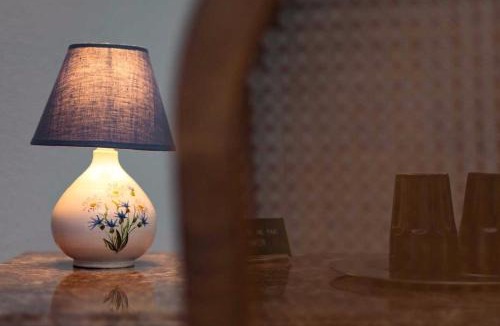 Soulosse-sous-Saint-Elophe Bed & Breakfast | Chambre dHôtes Une poule sur un mur
