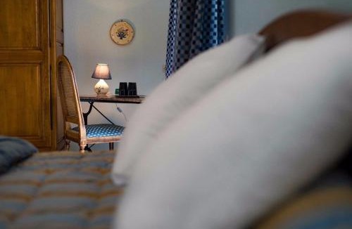 Soulosse-sous-Saint-Elophe Bed & Breakfast | Chambre dHôtes Une poule sur un mur