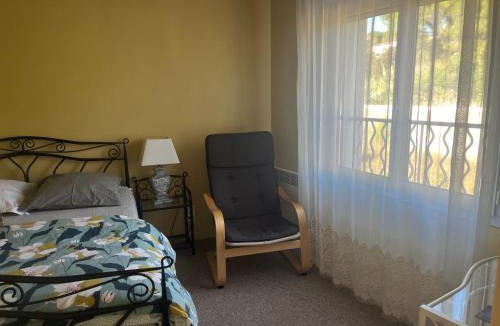 Combaillaux Bed & Breakfast | Chambre à l'étage salle de bains au rez de chaussée
