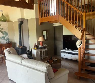 Combaillaux Bed & Breakfast | Chambre à l'étage salle de bains au rez de chaussée