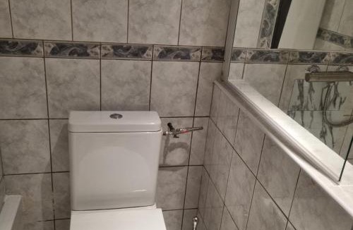 Combaillaux Bed & Breakfast | Chambre à l'étage salle de bains au rez de chaussée