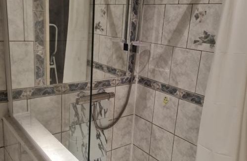 Combaillaux Bed & Breakfast | Chambre à l'étage salle de bains au rez de chaussée