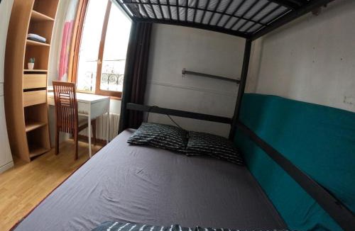 Bobigny House | Chambre 4 personnes 2 lits proche métro 5 - salle de bain, toilettes et cuisine sont commune