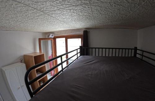 Bobigny House | Chambre 4 personnes 2 lits proche métro 5 - salle de bain, toilettes et cuisine sont commune