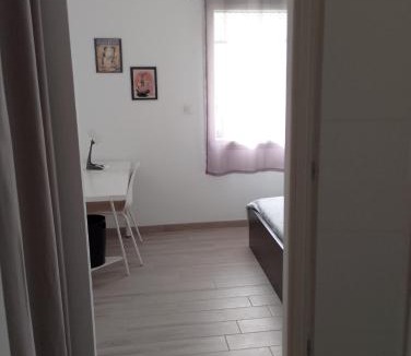 Valdivienne House | Chambre avec salle de bain et WC privés