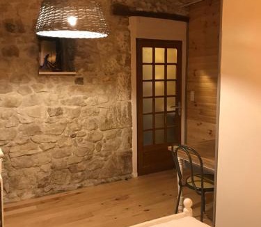 Saint-Genest-de-Bauzon House | Chambre atypique dans une cave voutée avec petit déjeuner