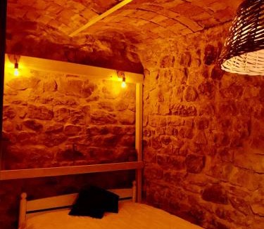 Saint-Genest-de-Bauzon House | Chambre atypique dans une cave voutée avec petit déjeuner
