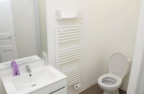 Saint-Quentin Apartment | Chambre au 2e étage côté rue