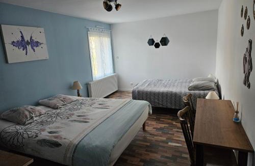 La Celle-sous-Gouzon Apartment | Chambre avec 2 lits double, douche et WC privés - Accès autonome - Parking