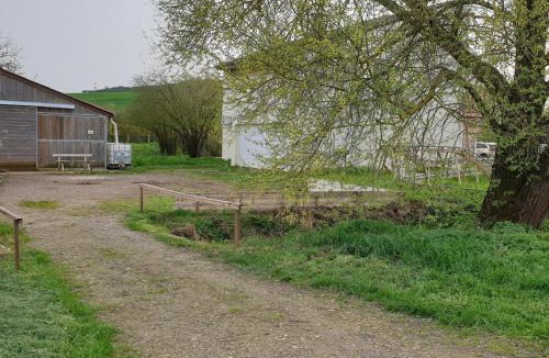 La Celle-sous-Gouzon Apartment | Chambre avec 2 lits double, douche et WC privés - Accès autonome - Parking