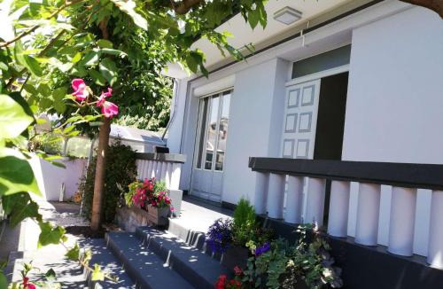 Lourdes House | Chambre avec douche