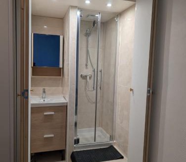 Survilliers House | Chambre avec douche privative