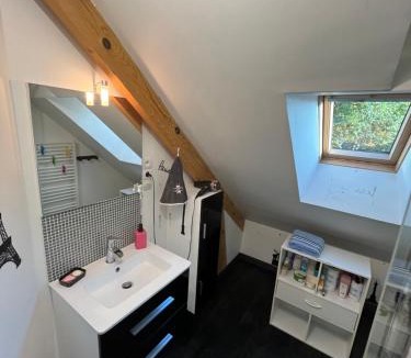 Montfort-le-Gesnois House | Chambre avec salle de douche - Maison familiale